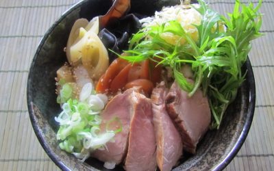 nouilles ramen et trois garnitures differentes